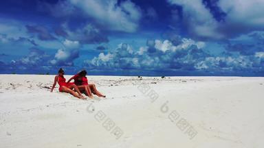 漂亮的有趣的女性拍的享受生活<strong>海滩</strong>清<strong>洁白</strong>色沙子蓝色的背景